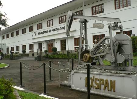Wisata Sejarah ke Museum geologi Bandung