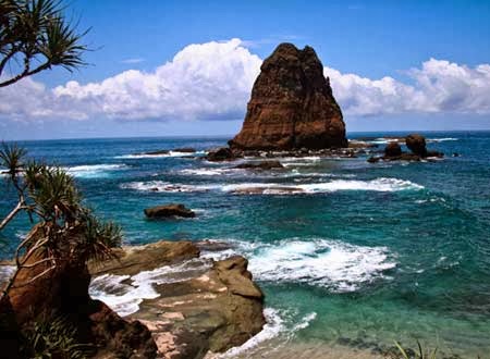 Objek wisata pantai Papuma Jember