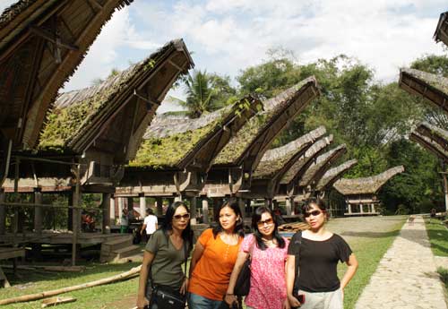 Tana Toraja, Tradisi Kuburan Di Atas Tebing 