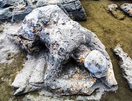 KEINDAHAN PANTAI AIR MANIS PADANG MELEGENDA